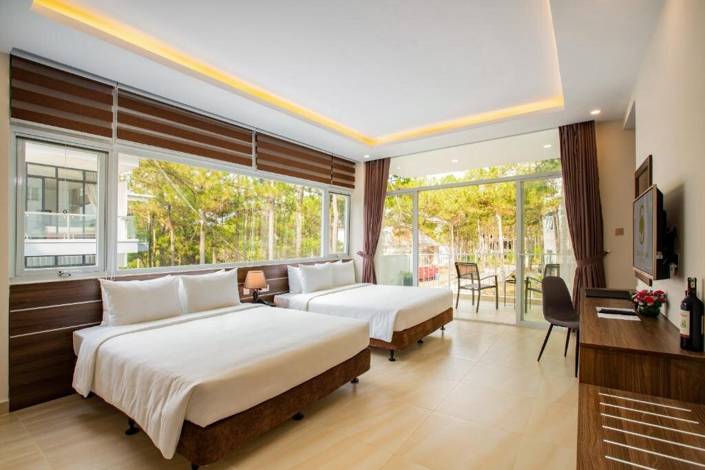 Четырёхместный номер Standard с видом на озеро CEREJA Hotel & Resort Dalat