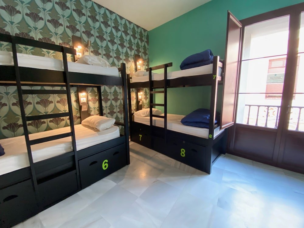 Кровать в общем номере Oasis Backpackers' Palace Seville