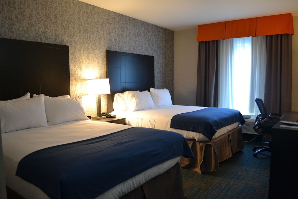 Четырёхместный номер Standard Holiday Inn Express Hotel & Suites Knoxville, an IHG Hotel