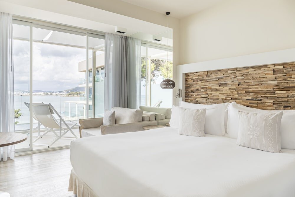 Номер Superior с балконом и с видом на море ME Ibiza - The Leading Hotels of the World