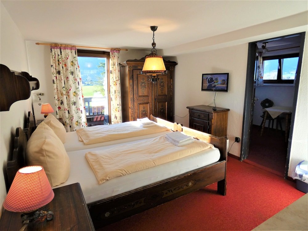 Klassisch Dreier Zimmer 1 Schlafzimmer mit Bergblick Sporthotel Schoenau am Koenigssee