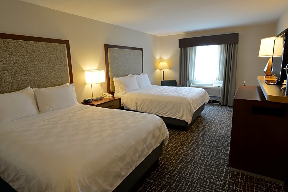 Четырёхместный номер Standard с видом на бассейн Holiday Inn Hotel & Suites Minneapolis-Lakeville, an IHG Hotel