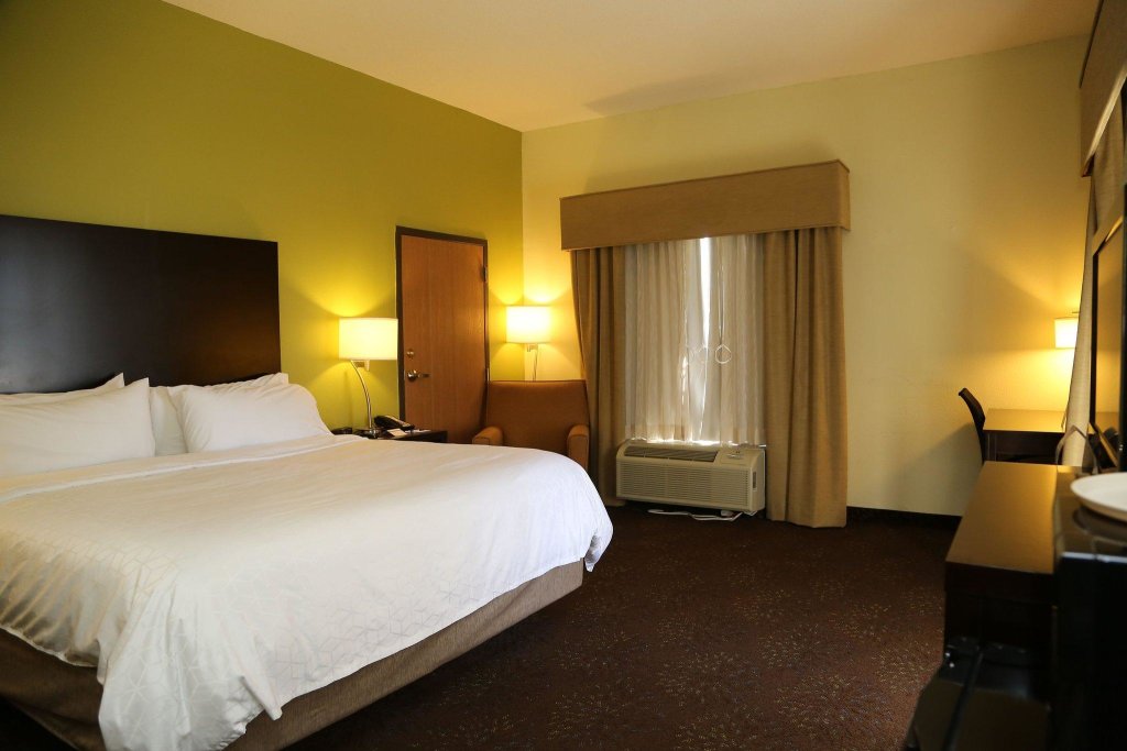 Двухместный люкс с 2 комнатами Holiday Inn Express & Suites Cleveland