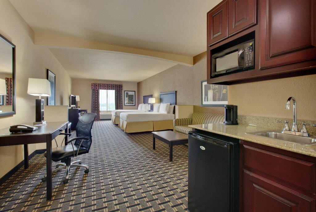Quadruple suite Holiday Inn Express Hotel & Suites Ennis, an IHG Hotel
