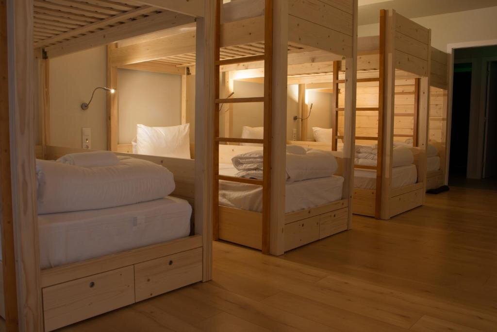 Кровать в общем номере Feira Hostel & Suites