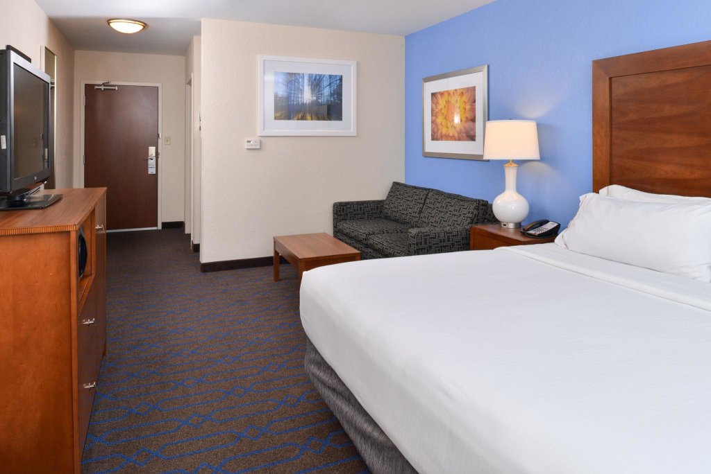 Standard room Holiday Inn Express Hotel & Suites Terre Haute, an IHG Hotel