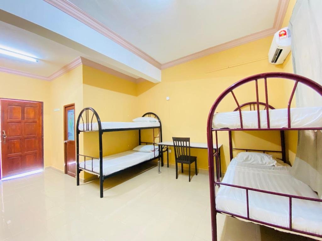 Кровать в общем номере (мужской номер) Rhu Dormitory
