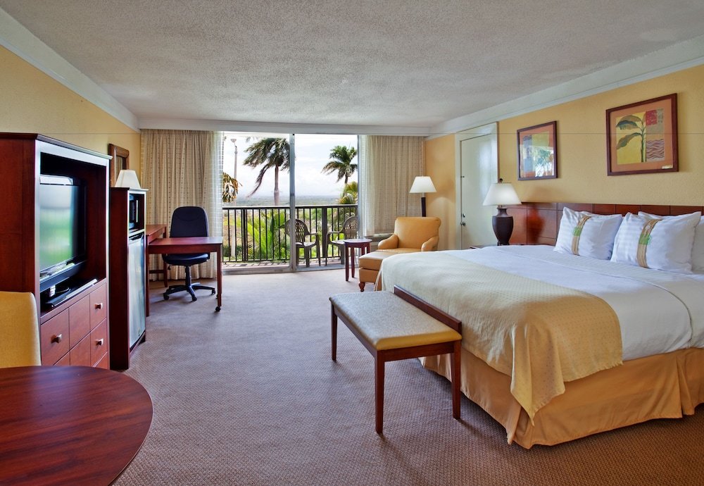 Номер Standard с балконом Holiday Inn Ponce & El Tropical Casino, an IHG Hotel