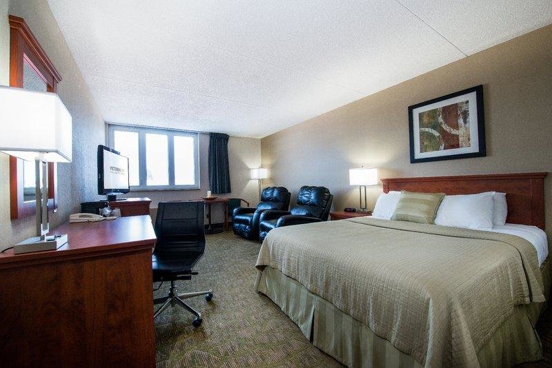 Cama en dormitorio compartido Victoria Inn Hotel and Convention Centre