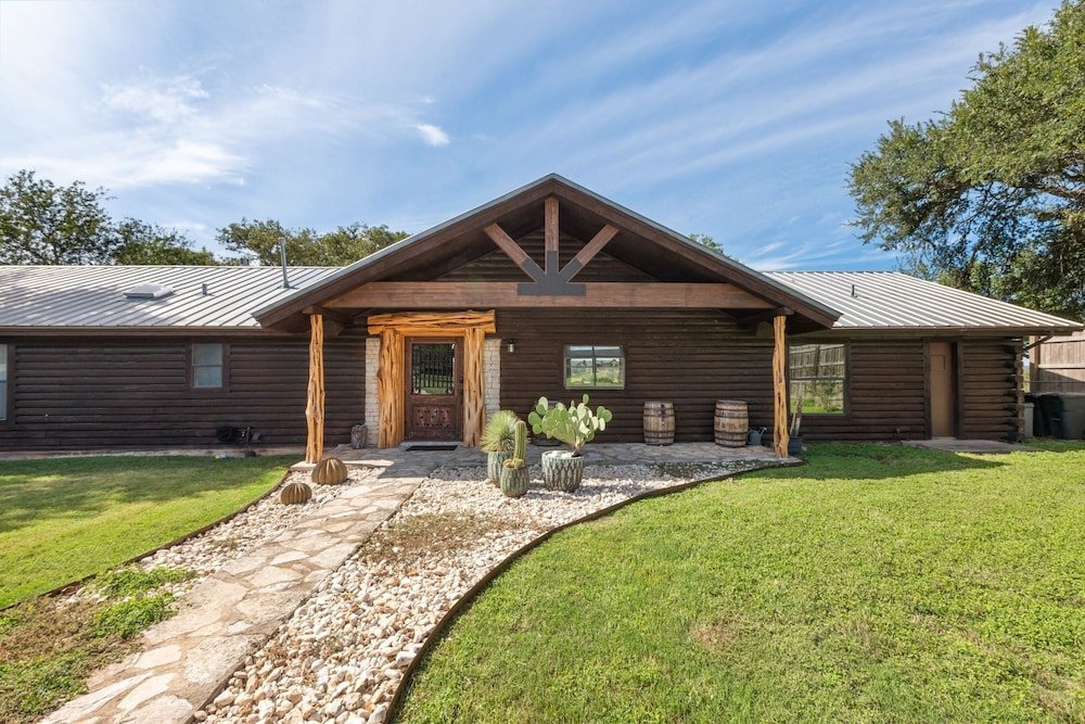 Cabaña Guadalupe Bluff Log Cabin 4 Bedroom Home by Redawning