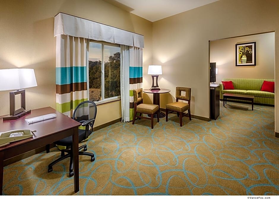 Люкс Deluxe Holiday Inn Express & Suites / Red Bluff - South Redding Area, an IHG Hotel