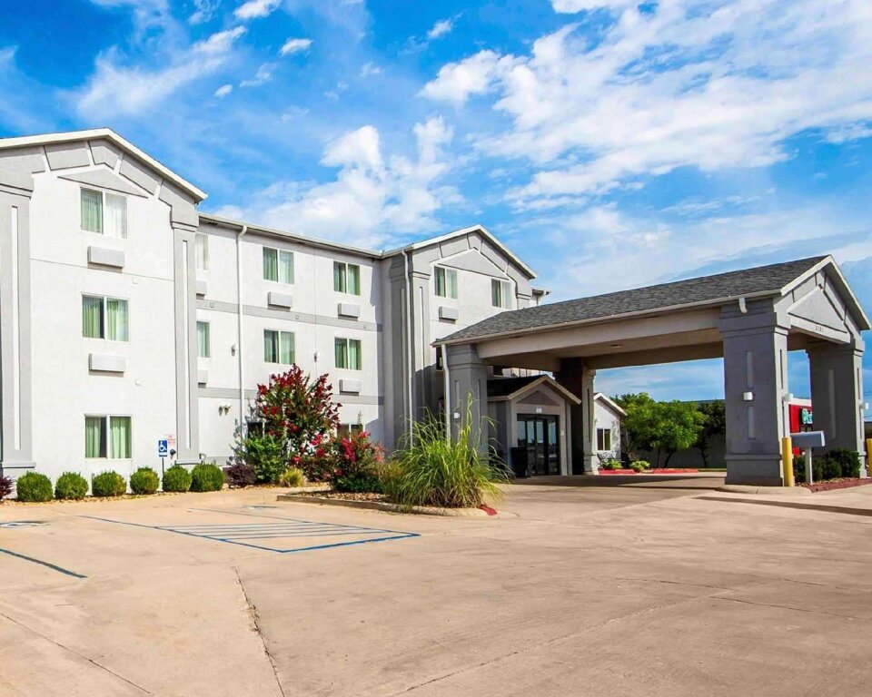 Camera Standard Comfort Inn & Suites Ponca City near Marland Mansion