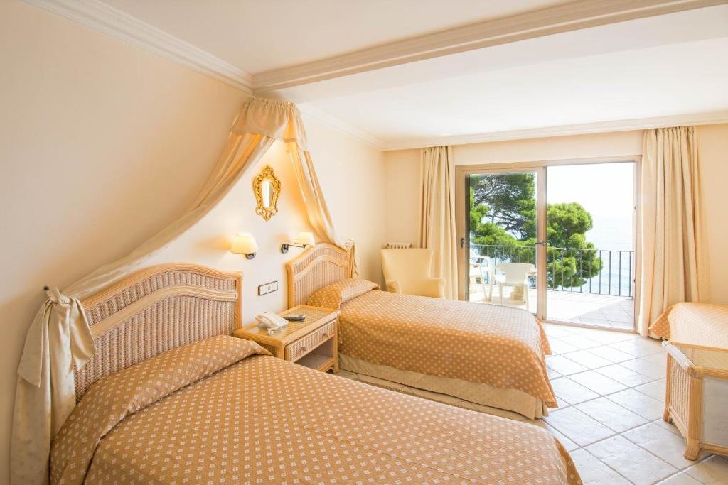 Standard Triple room with sea view Hotel Cap Roig