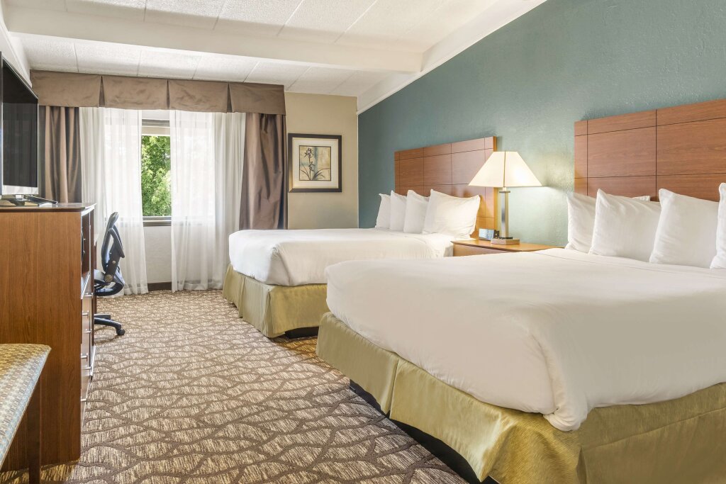 Четырёхместный номер Standard Best Western Hospitality Hotel & Suites