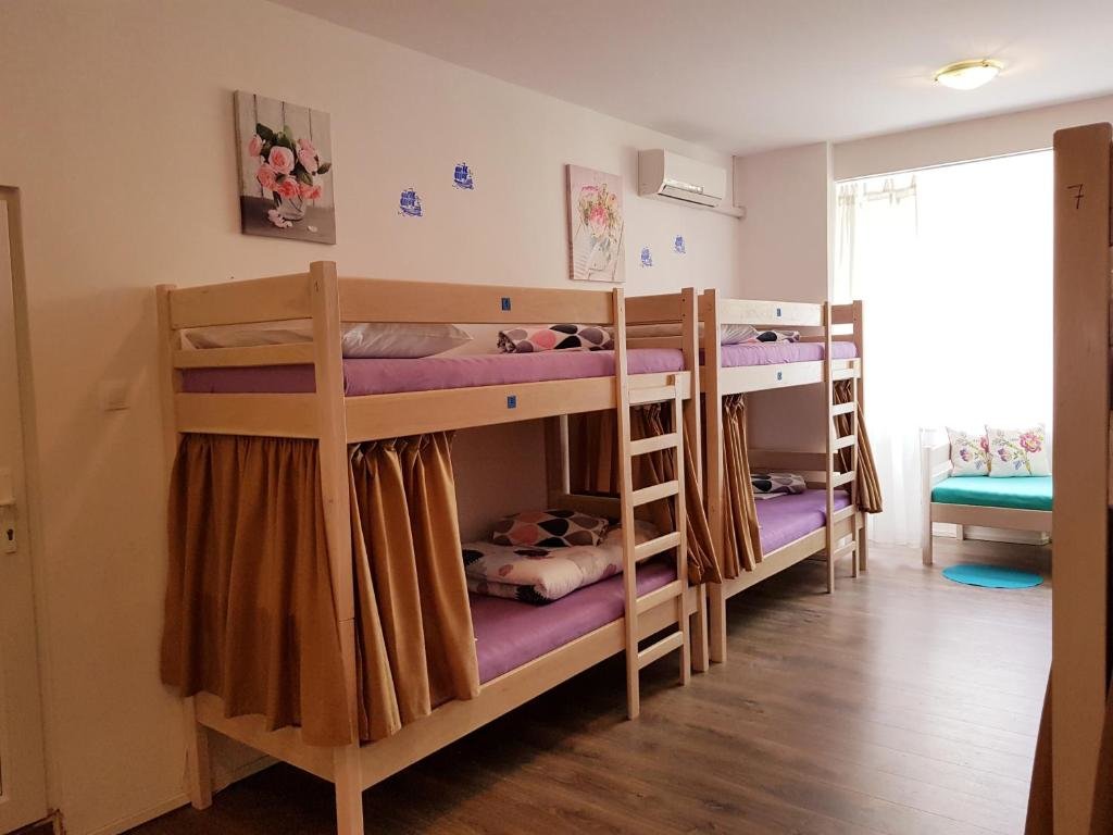 Кровать в общем номере (женский номер) Crazy House Hostel