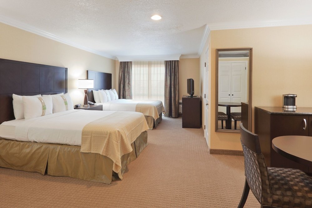 Четырёхместный номер Standard Holiday Inn & Suites San Mateo - SFO, an IHG Hotel