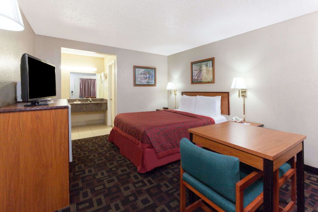 Standard Accessible Double room Days Inn by Wyndham Oklahoma City West
