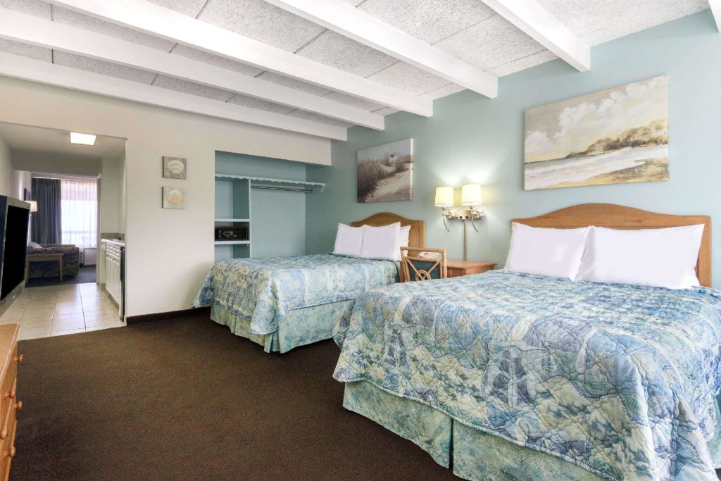 Четырёхместный номер Standard с видом на океан Days Inn & Suites by Wyndham Jekyll Island