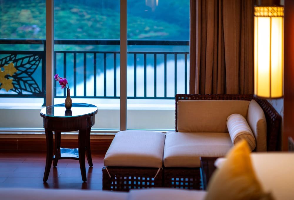 Двухместный номер Deluxe с балконом и с видом на озеро Goodview Hot Spring Hotel Tangxia