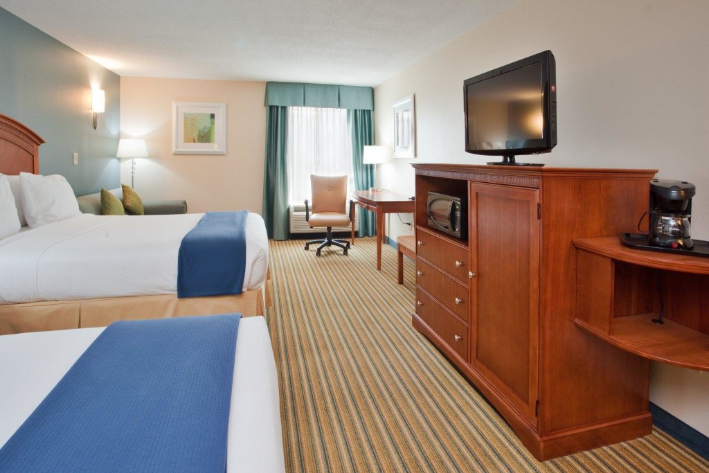 Четырёхместный номер Standard Holiday Inn Express Hotel & Suites Fredericksburg, an IHG Hotel