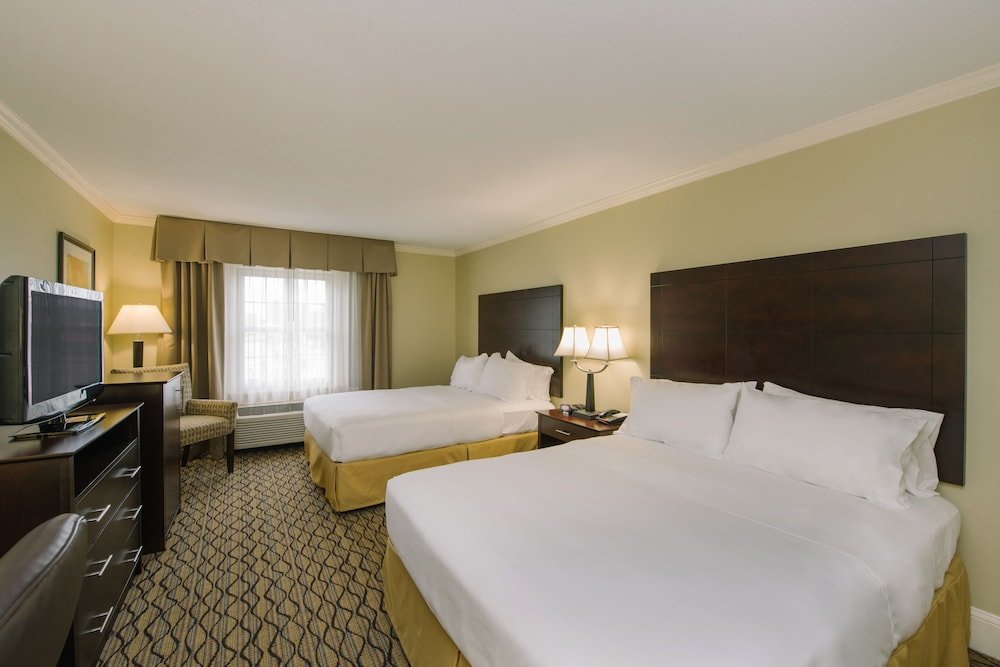 Standard Quadruple room Holiday Inn Express and Suites Merrimack, an IHG Hotel