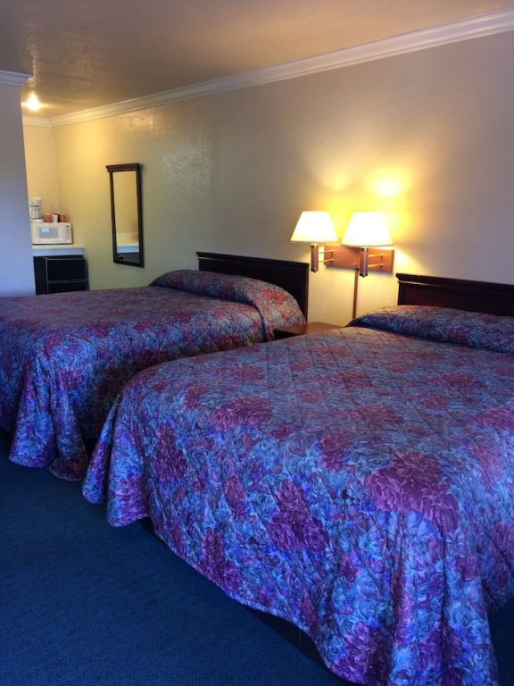 Standard Quadruple room Oak Motel
