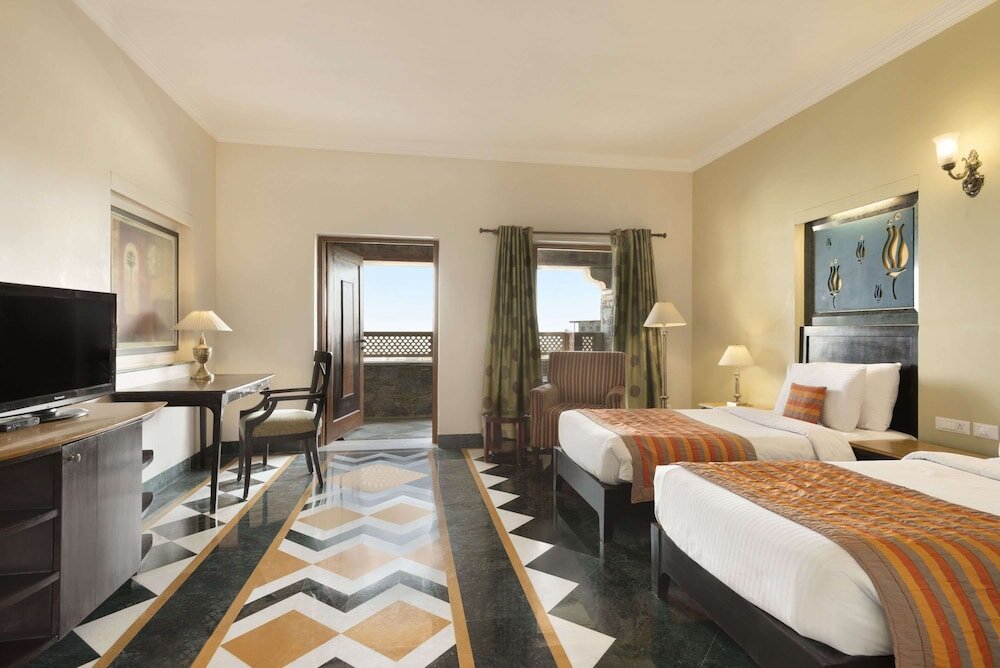 Deluxe Zimmer mit Balkon und mit Stadtblick Ramada by Wyndham Udaipur Resort and Spa