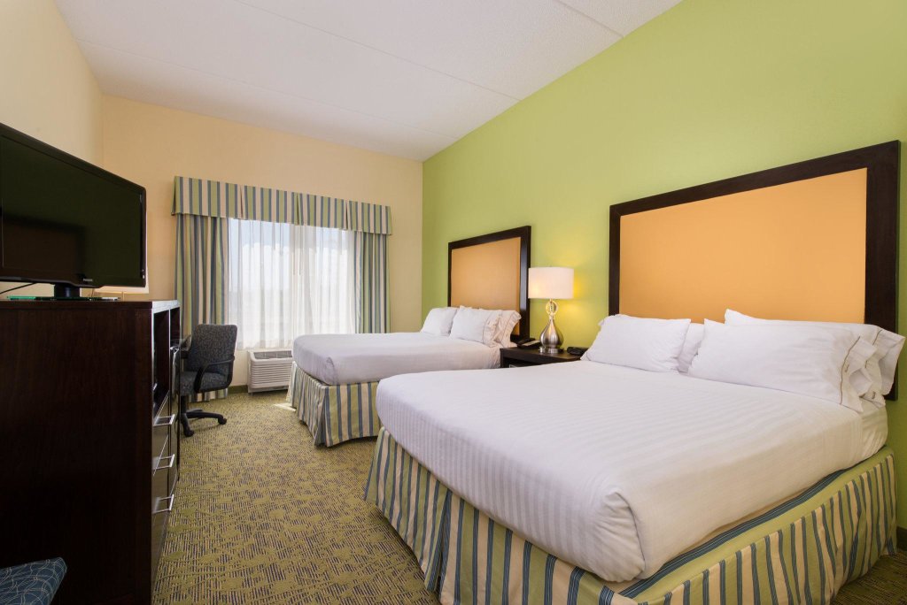 Четырёхместный номер Standard Holiday Inn Express and Suites Dickson City, an IHG Hotel