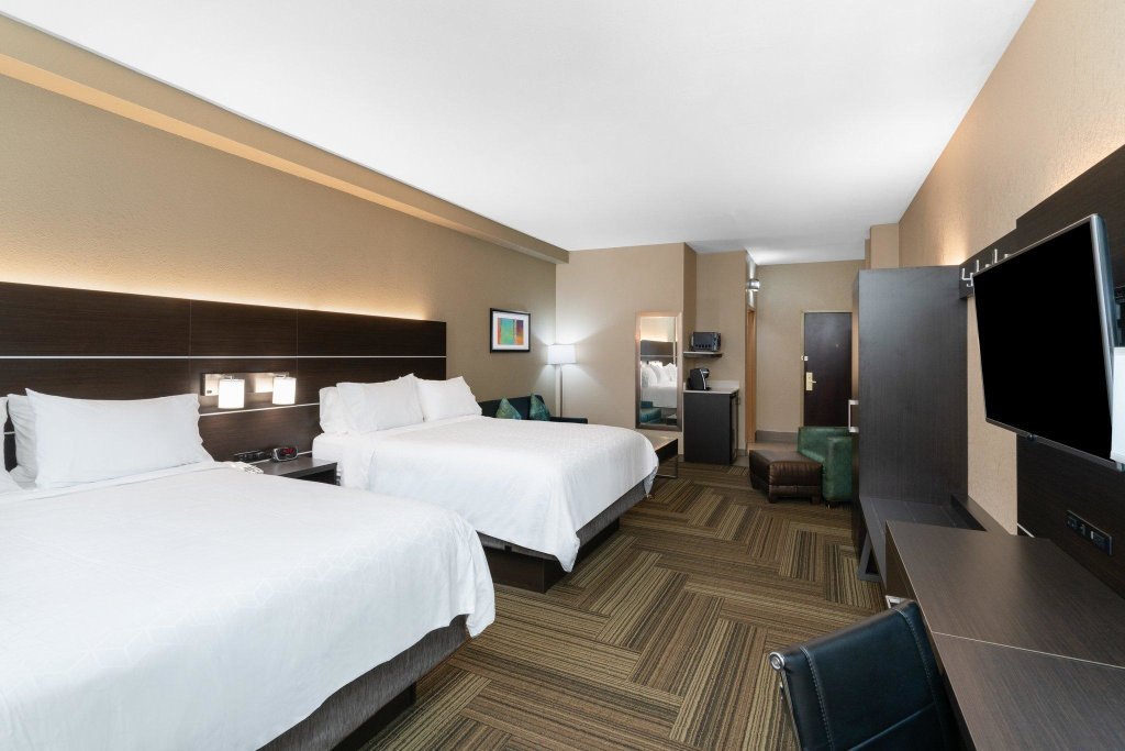 Четырёхместный люкс Holiday Inn Express & Suites Ashland, an IHG Hotel