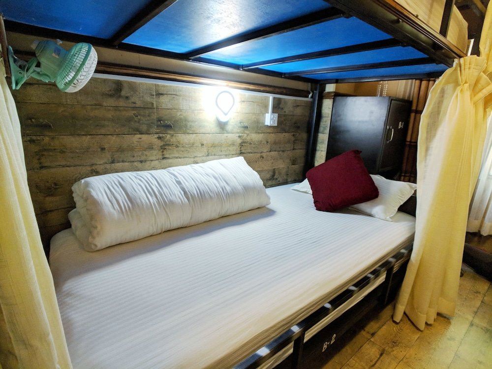 Кровать в общем номере с видом на озеро Hotel Forest Lake Backpackers' Hostel