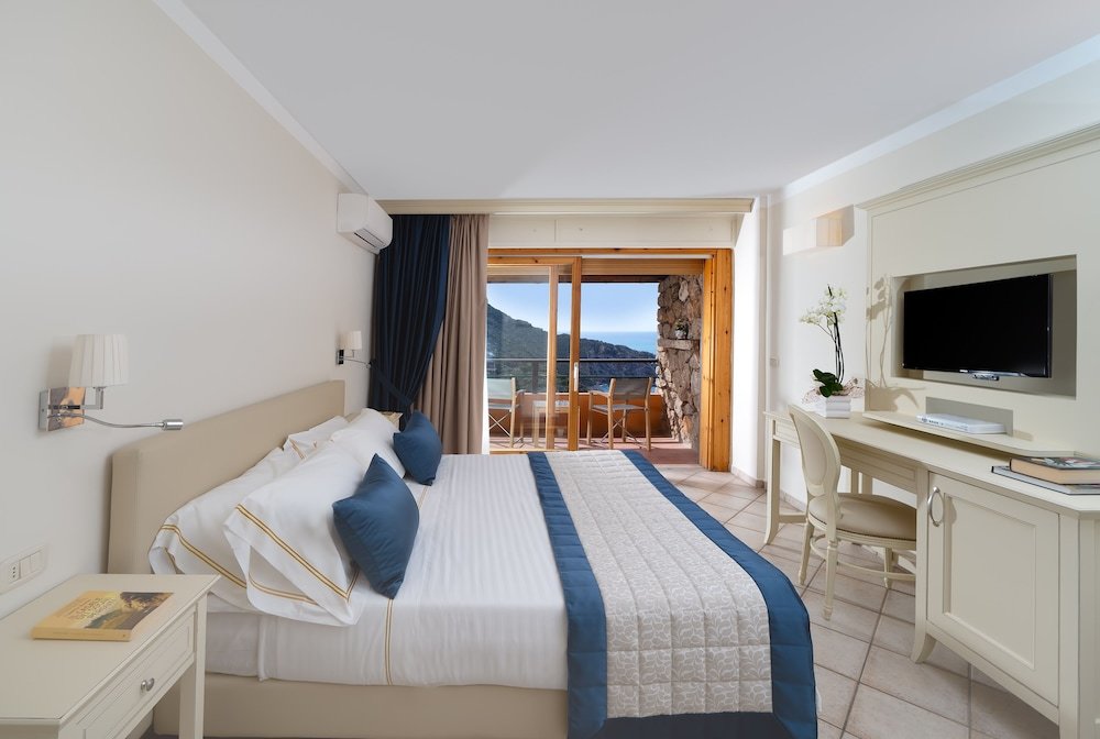Номер Deluxe с балконом и с видом на море Boutique Hotel Torre Di Cala Piccola