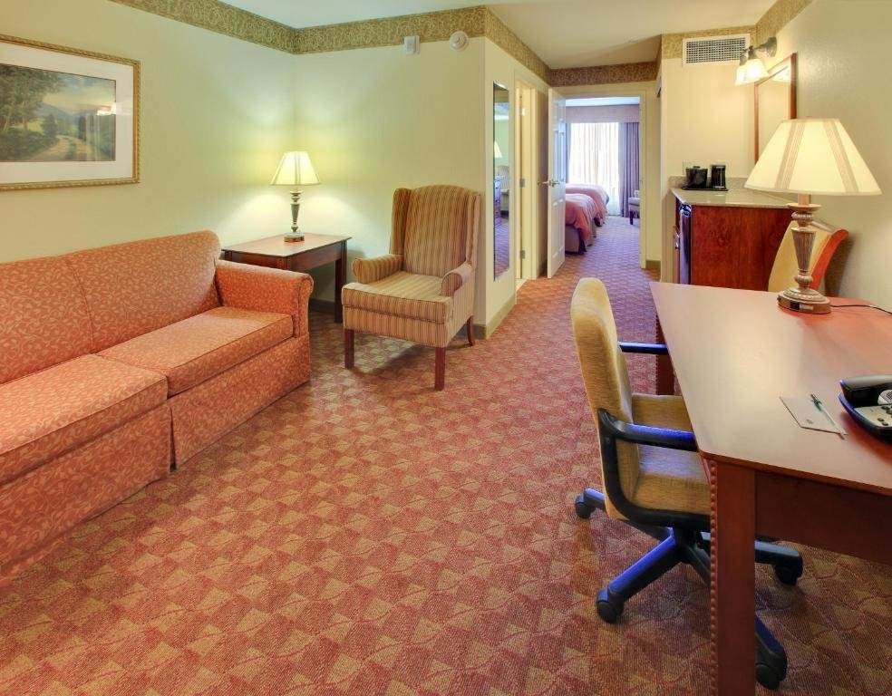 Четырёхместный люкс c 1 комнатой Country Inn & Suites by Radisson, Bentonville South - Rogers, AR