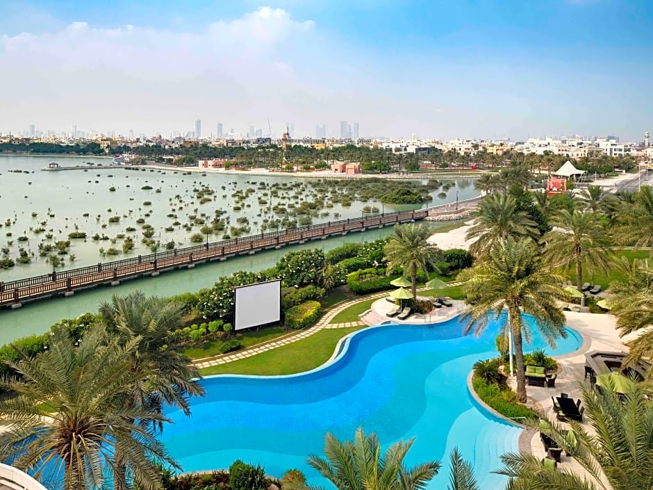 Номер Superior с видом на озеро Mövenpick Hotel Bahrain