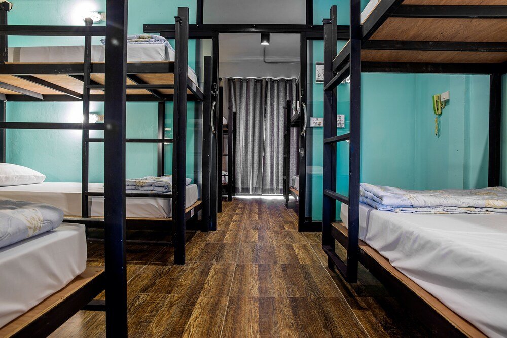 Кровать в общем номере (мужской номер) The Guest Hotel Krabi