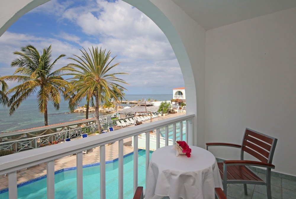Номер Standard с балконом и oceanfront Ocean Point Resort & Spa Adults Only