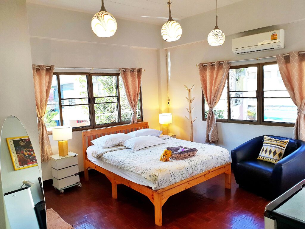 Трёхместный номер Standard с балконом и с красивым видом из окна Bed and Terrace Guesthouse Chiang Mai