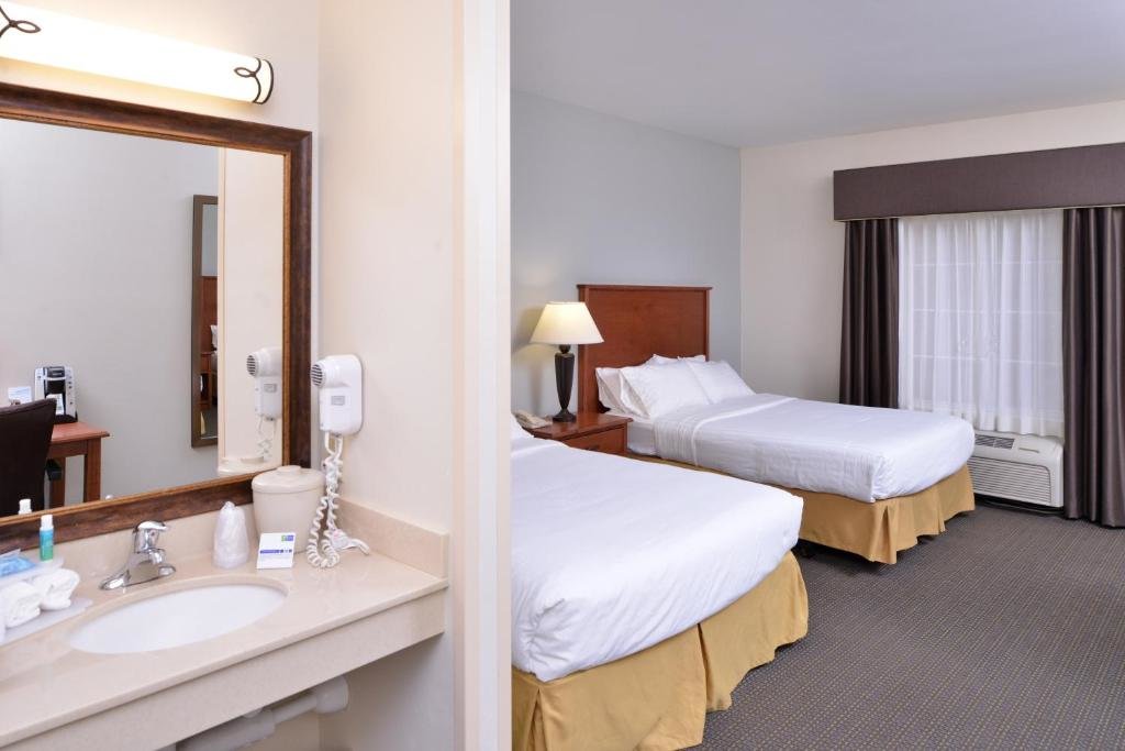 Двухместный номер Standard Holiday Inn Express & Suites Sioux Falls At Empire Mall, an IHG Hotel