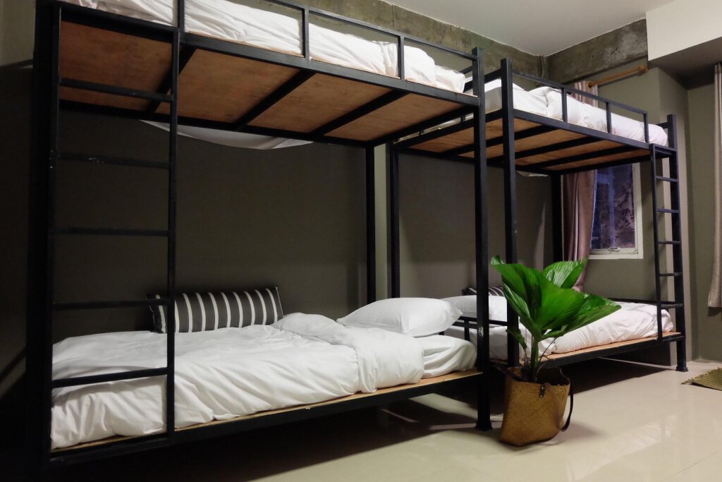 Кровать в общем номере Ma Norn Phuket Hostel
