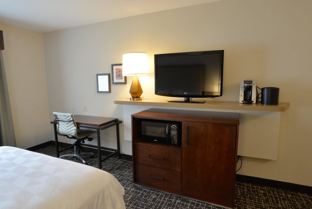 Четырёхместный номер Standard Holiday Inn Hotel & Suites Minneapolis-Lakeville, an IHG Hotel