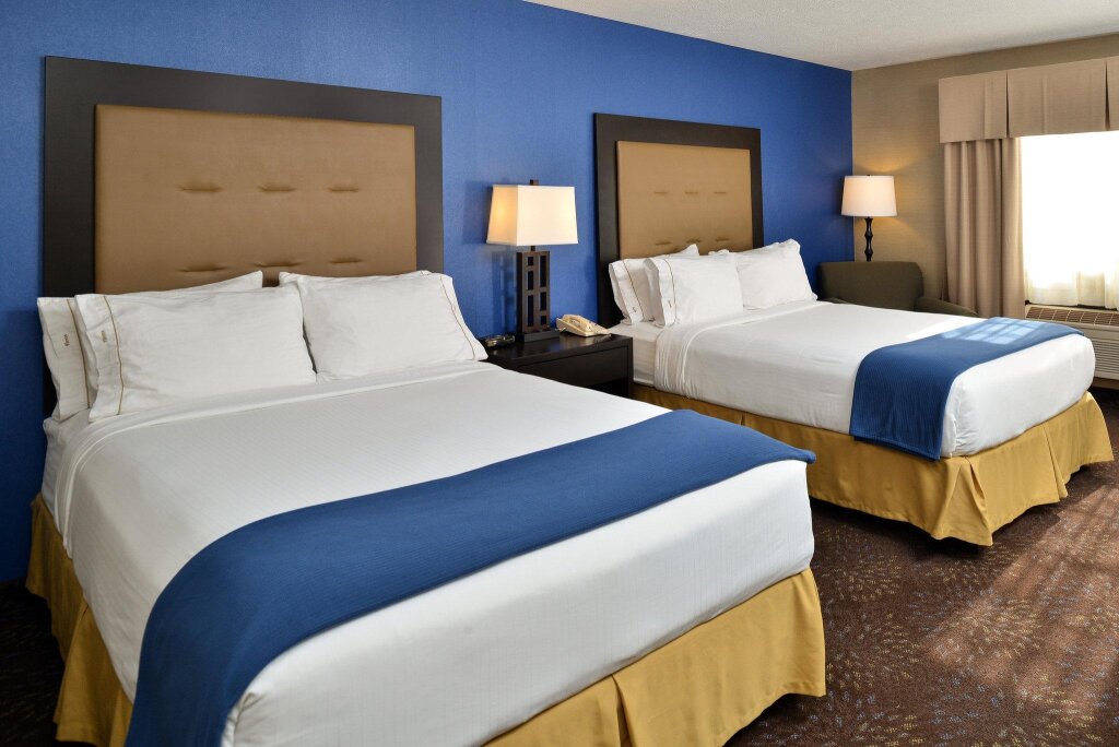 Четырёхместный номер Standard Holiday Inn Express Hotel & Suites Charlotte, an IHG Hotel