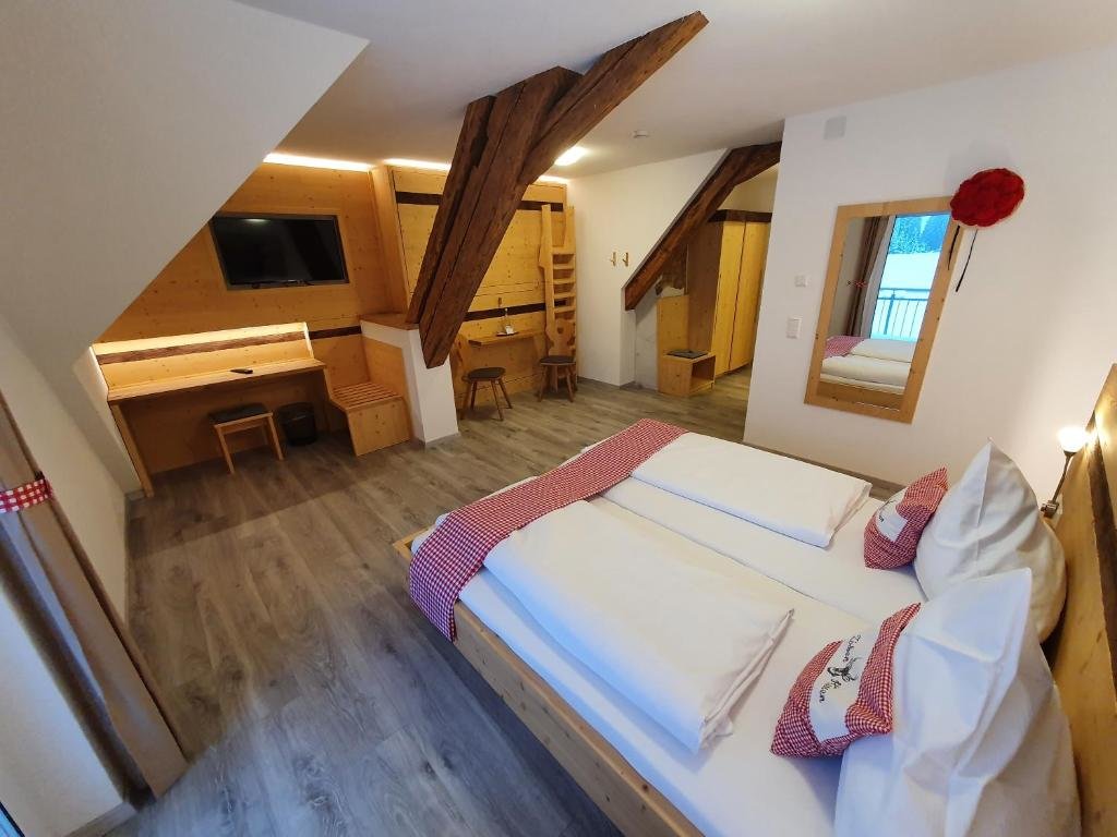 Standard Quadruple room with balcony Gasthaus zum Hirschen