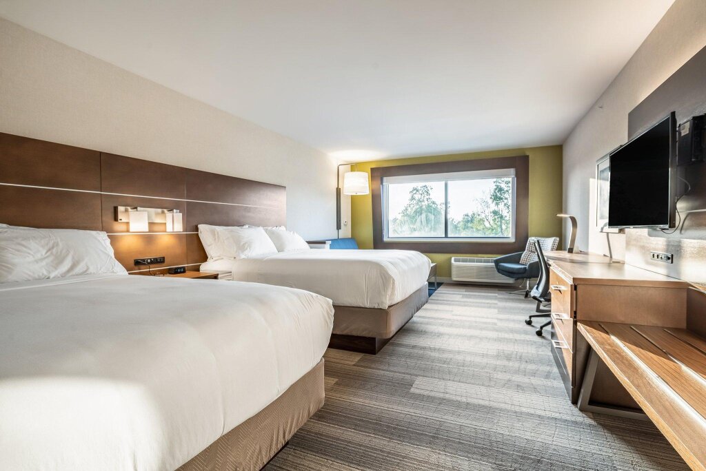 Четырёхместный номер Standard Holiday Inn Express & Suites Platteville, an IHG Hotel