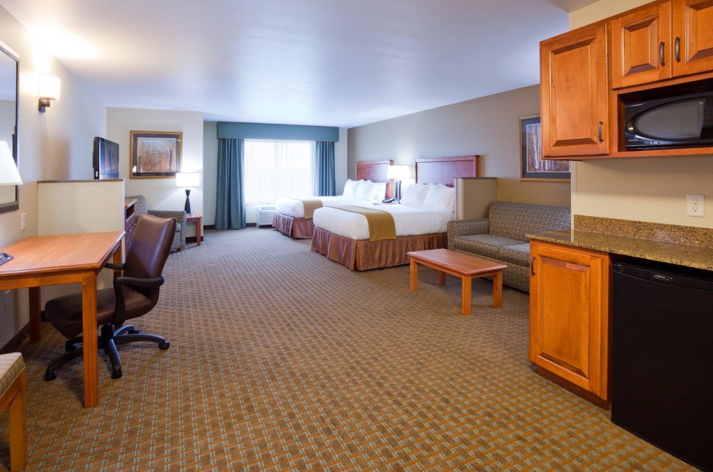Четырёхместный люкс Holiday Inn Express Hotel & Suites Minneapolis SW - Shakopee, an IHG Hotel