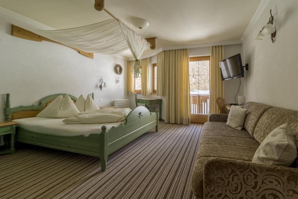 Standard Double room with balcony Hotel Garni Chasa Nova