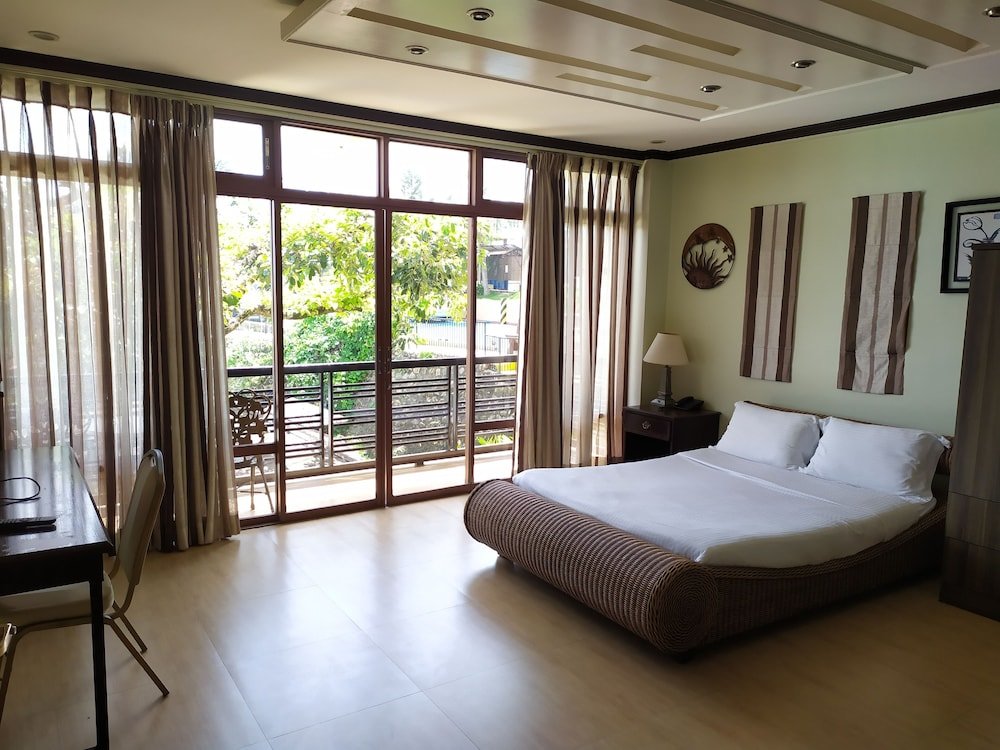 Кровать в общем номере Seascape Resort Batangas
