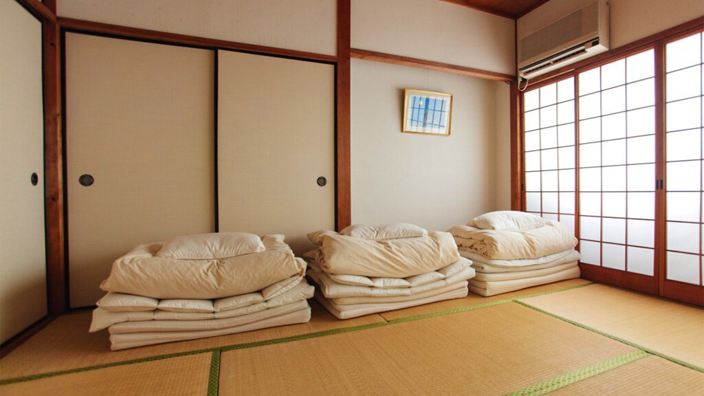 Кровать в общем номере с видом на город Nara Ugaya Guesthouse