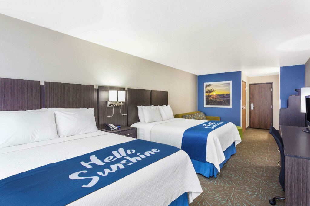 Четырёхместный люкс с 2 комнатами Days Inn & Suites by Wyndham East Flagstaff