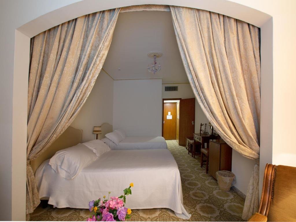 Четырёхместный номер Standard с видом на море Hotel Lido Mediterranee