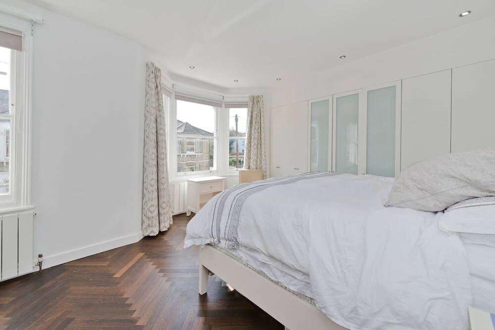 Hütte Bright & Spacious 5 Bed House in Charming Putney