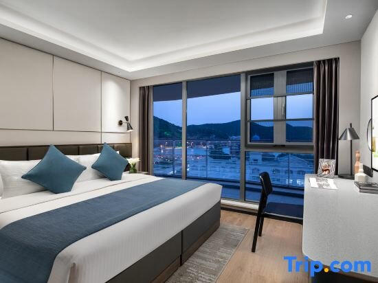 2 Bedrooms Suite with lake view Citadines Yunlong Lake Xuzhou
